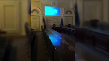 Рада уходит под землю: украинские депутаты, испугавшиеся российских ударов, пытаются придумать, как им рассесться в подвальном зале заседаний