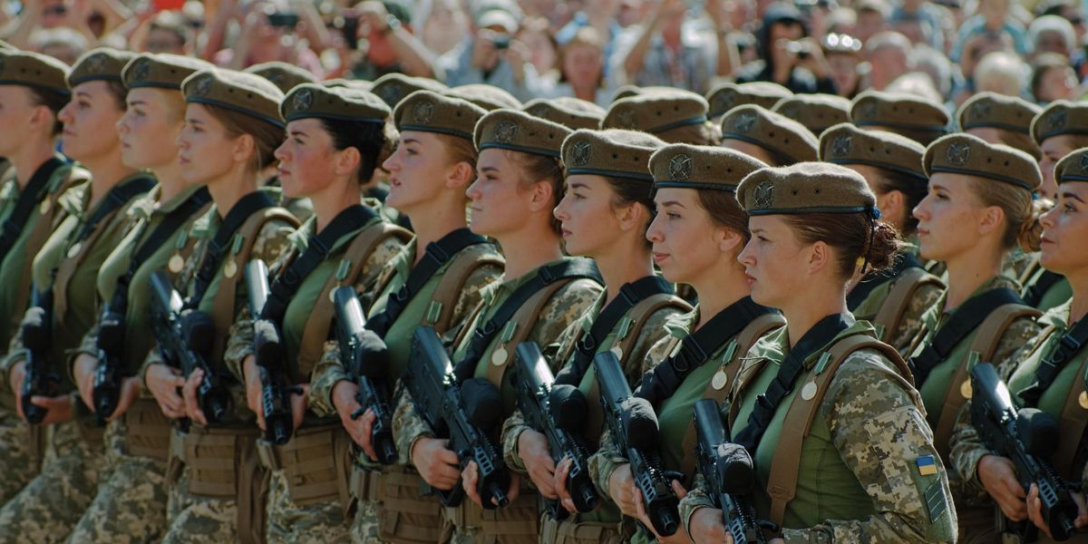 Западные ястребы убеждают Украину ставить под ружье женщин, пишет Responsible Statecraft