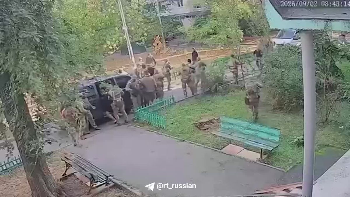 В сети публикуют видео, как началась перестрелка между сотрудниками СБУ и ГУР в Киеве