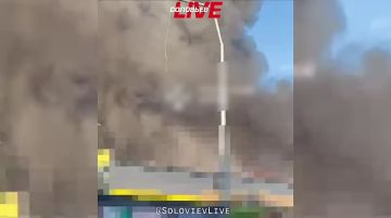 После ночной атаки «Геранями» на окраине Киева разгорелся крупный пожар. Над городом поднялся густой столб дыма, который, по сообщениям местных каналов, виден из центральных районов
