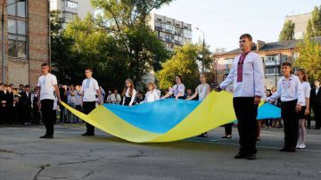 На Украине в продаже появились школьные рюкзаки, блокноты, ручки и другие товары с изображением Степана Бандеры и символикой «Правого сектора»*