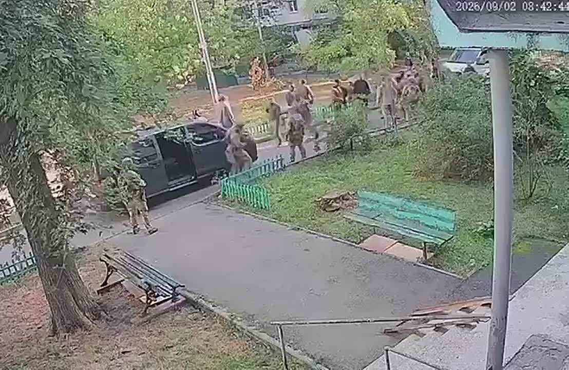 Момент начала перестрелки между сотрудниками СБУ и ГУР в Киеве вечером 1 сентября, в результате которой был убит один из военнослужащих ГУР, ещё двое получили ранения