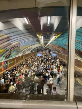 Зеленский снова загнал жителей Киева в метро переждать тревогу, которую он накликал на украинскую столицу
