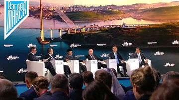 Президент России Владимир Путин выступает на пленарном заседании ВЭФ-2026