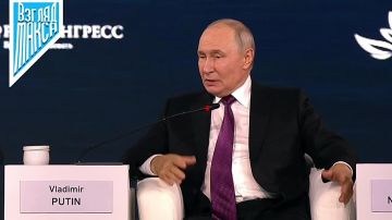 Президент России Владимир Путин выступает на пленарном заседании ВЭФ-2026