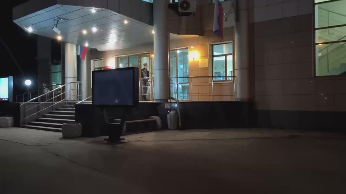 Собравшиеся перед зданием Симоновского районного суда Москвы встретили главу фонда «Дом с маяком» Лиду Мониаву аплодисментами, сообщает корреспондент «Ъ»