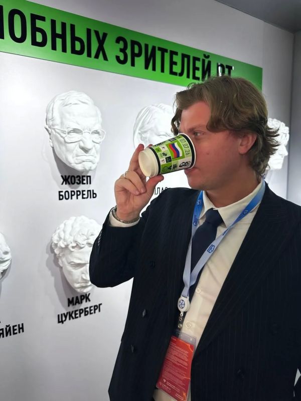 На стенде RT на Восточном экономическом форуме олимпийские пловцы Анастасия Фесикова и Александр Красных оценили новинку из меню кафе «Горячая линия» — кофе с молоком и шоколадом «МОКачино» На стенде RT на Восточном экономическом форуме олимпийские пловцы Анастасия Фесикова и Александр Красных оценили новинку из меню кафе «Горячая линия» — кофе с молоком и шоколадом «МОКачино»