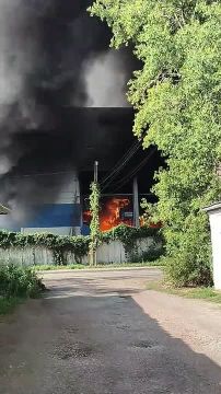"Контент попер". Специальный корреспондент Мыкола снимает последствия прилета реактивной Герани по складам в Броварах Подписывайтесь на нас в MAX @btr80