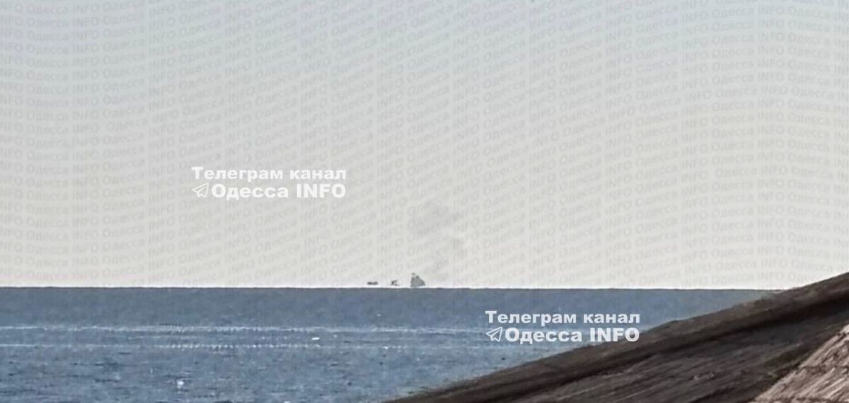 Два сухогруза и логистический центр поражены на Украине