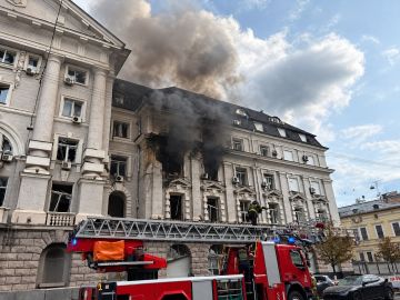 Место прилёта на фасаде здания СБУ в Киеве на Владимирской с другого ракурса