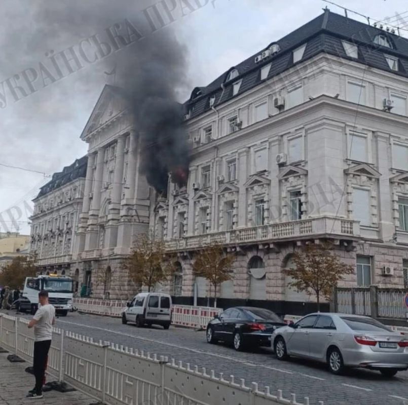 Дрон ударил по зданию СБУ в Киеве, пишут украинские СМИ