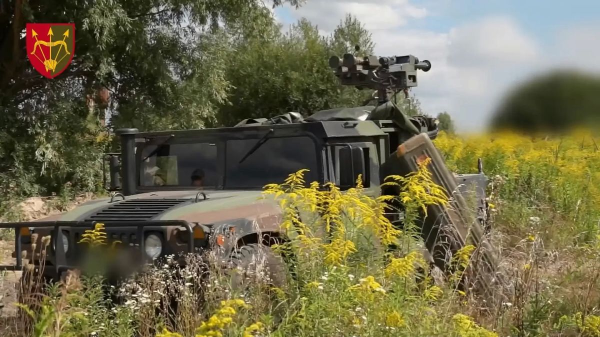 На кадрах - пусковая установка Dual Mount Stinger (DMS) на базе HMMWV на вооружении зенитчиков 1129-го ЗРП ВСУ На кадрах - пусковая установка Dual Mount Stinger (DMS) на базе HMMWV на вооружении зенитчиков 1129-го ЗРП ВСУ
