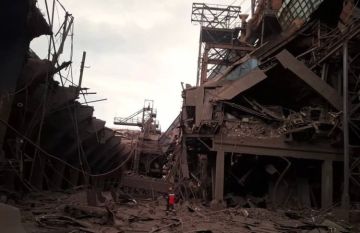 Повреждения на территории металлургического комбината "Каметсталь" после ночных ударов