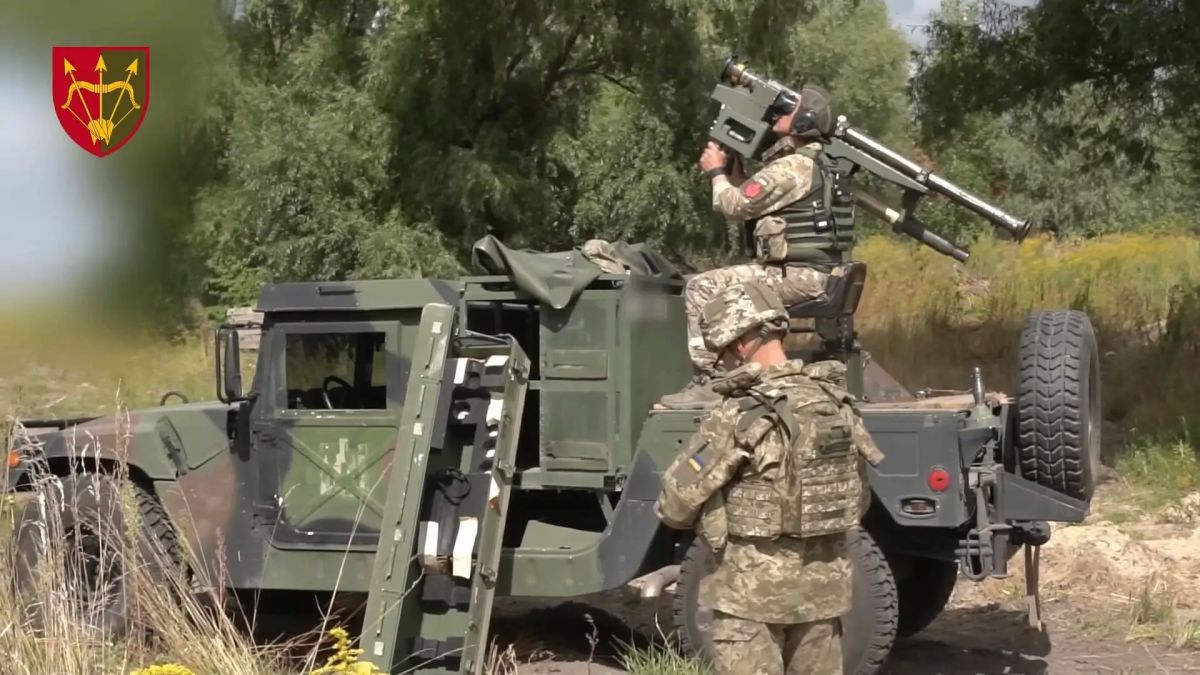 На кадрах - пусковая установка Dual Mount Stinger (DMS) на базе HMMWV на вооружении зенитчиков 1129-го ЗРП ВСУ На кадрах - пусковая установка Dual Mount Stinger (DMS) на базе HMMWV на вооружении зенитчиков 1129-го ЗРП ВСУ