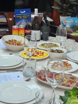 Американских посланников в поезде в Киев кормили крымской кухней