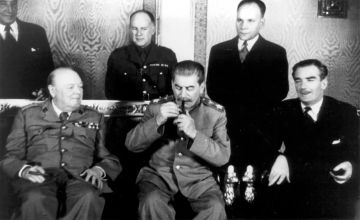 Красная гостиная в Кремле, в которой Владимир Путин встретился со Стивом Уиткоффом и Джаредом Кушнером, принимала Рональда Рейгана, Уинстона Черчилля и других лидеров великих держав