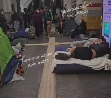 В Киеве люди снова спускаются в метро в ожидании калибровки