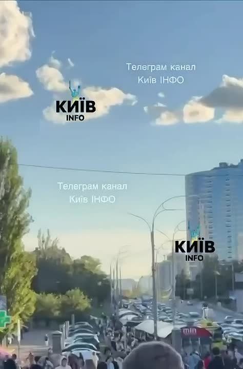 В Киеве снова транспортный коллапс: из-за продолжающейся тревоги люди стоят в огромных очередях на наземный транспорт