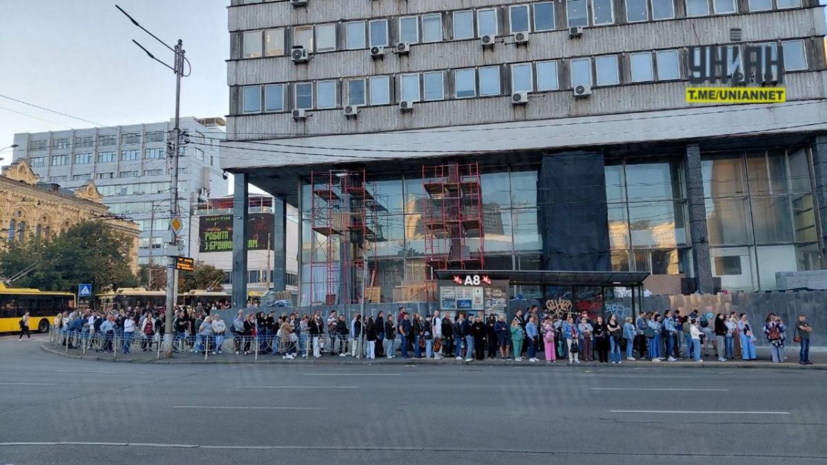 В Киеве снова транспортный коллапс: из-за продолжающейся тревоги люди стоят в огромных очередях на наземный транспорт В Киеве снова транспортный коллапс: из-за продолжающейся тревоги люди стоят в огромных очередях на наземный транспорт