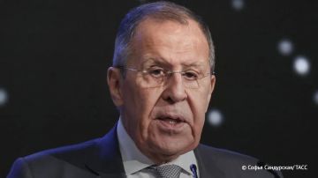 Запад озверело требует вернуть границы Украины 1991 года, чтобы отдать людей русской культуры "в настоящий концлагерь", заявил Лавров