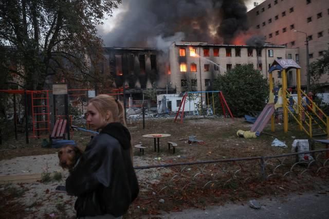 Агентство Reuters публикует кадры последствий взрывов в Киеве Агентство Reuters публикует кадры последствий взрывов в Киеве