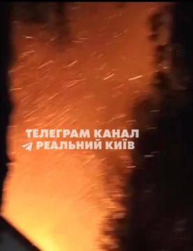 После взрывов на месте атаки в Киеве вспыхнул пожар