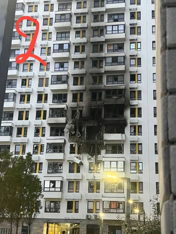 Записки ветерана: На первом скрине говорящая голова геббельсовской пропаганды, военного диктатора Зеленского, дегенерат с лицом вырожденца Казанский пишет про целенаправленный удар российской армии по жилому дому Записки ветерана: На первом скрине говорящая голова геббельсовской пропаганды, военного диктатора Зеленского, дегенерат с лицом вырожденца Казанский пишет про целенаправленный удар российской армии по жилому дому