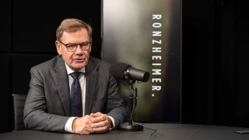 Дмитрий Рогозин: Еще эта фашистская обезьяна считает, что украинские мужчины призывного возраста должны быть депортированы из Германии на Украину