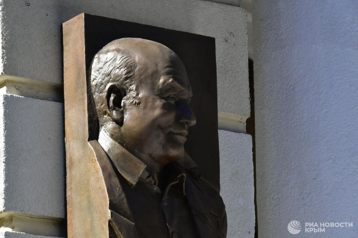 Памятную доску к 90-летию со дня рождения Юрия Лужкова открыли в Симферополе Памятную доску к 90-летию со дня рождения Юрия Лужкова открыли в Симферополе