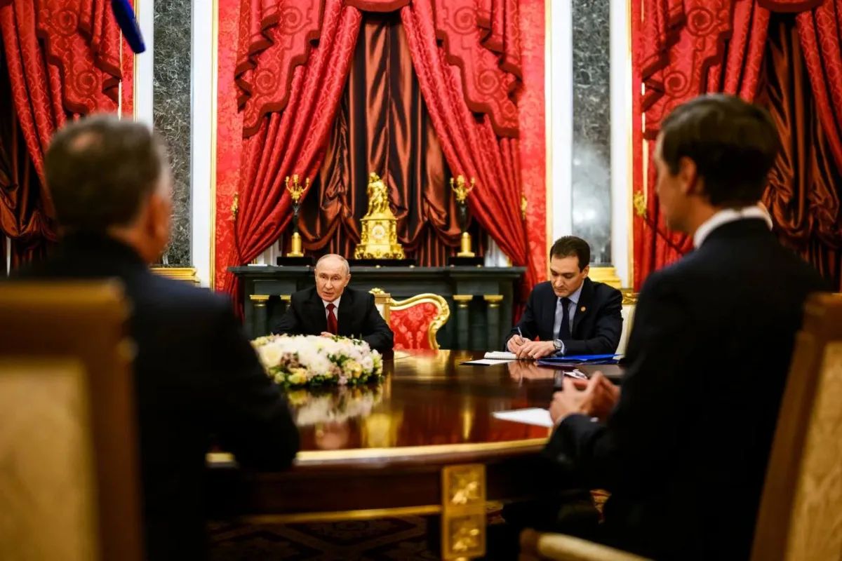 Памятник Ленину, красная папка и просящий Зеленский Памятник Ленину, красная папка и просящий Зеленский