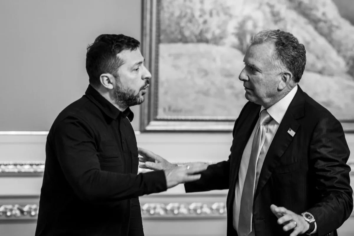 Памятник Ленину, красная папка и просящий Зеленский Памятник Ленину, красная папка и просящий Зеленский