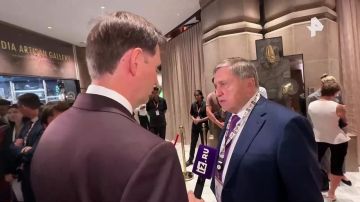 Достижение договоренностей по территориальному вопросу может облегчить дальнейшее продвижение переговоров сторон в украинском конфликте, заявил помощник президента РФ Юрий Ушаков, отвечая на вопрос обозревателя "Известий"...