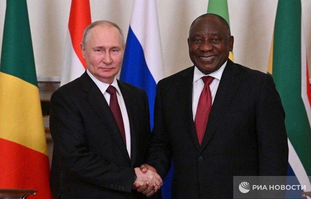 Украинский кризис необходимо решать путем переговоров, заявил Рамафоса