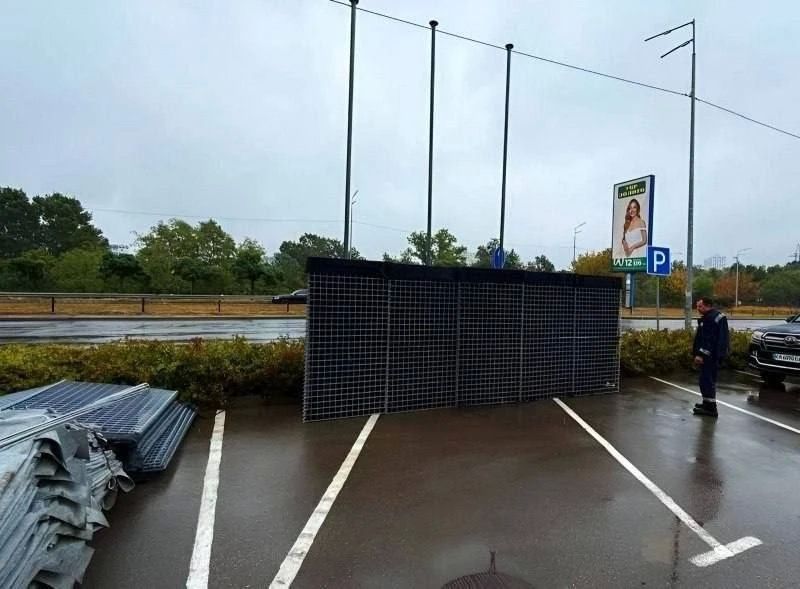 В Киеве противник стал утанавливать защиту на своих АЗС В Киеве противник стал утанавливать защиту на своих АЗС