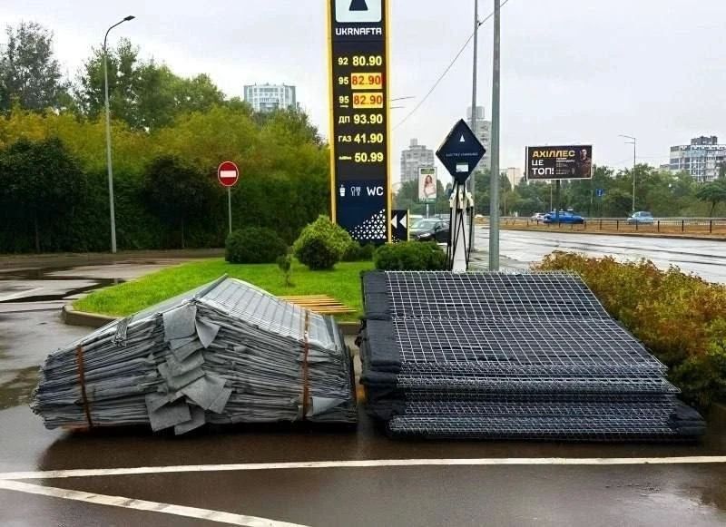 В Киеве противник стал утанавливать защиту на своих АЗС В Киеве противник стал утанавливать защиту на своих АЗС