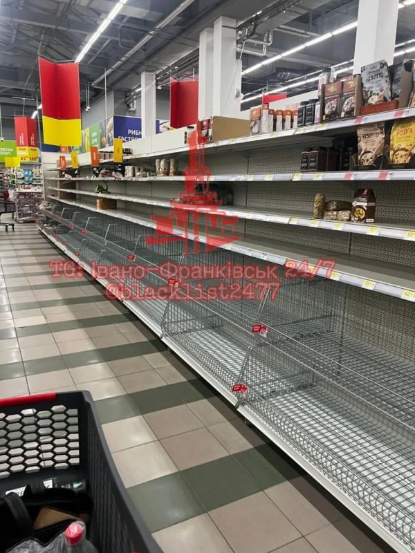 Пустые полки в продуктовых продолжают появляться на Западной Украине Пустые полки в продуктовых продолжают появляться на Западной Украине