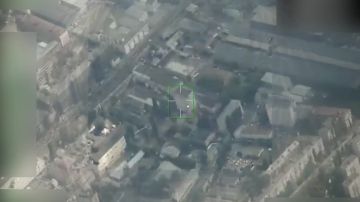 Российские "Герани" ударили по зданию крупнейшего мобильного оператора Украины "Киевстар" в Киеве, который обеспечивает связью и интернетом ВСУ
