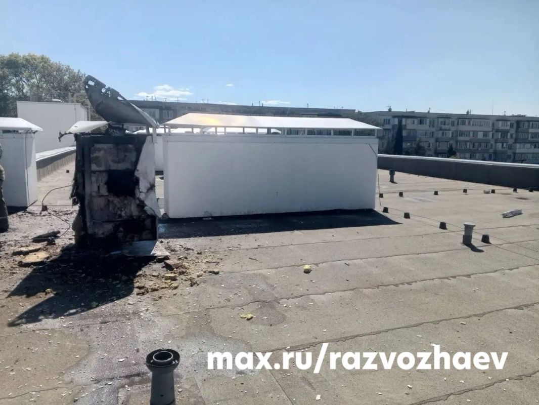 В результате отражения атаки БПЛА на территории образовательного центра «Бухта Казачья» произошло возгорание кровли детского сада «Маяк детства»