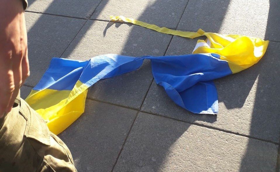 В Вильнюсе двух мужчин будут судить за то, что они сорвали флаг Украины