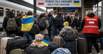 Украинцы массово выезжают из Польши: с весны количество беженцев резко сократилось более чем на 106,5 тыс