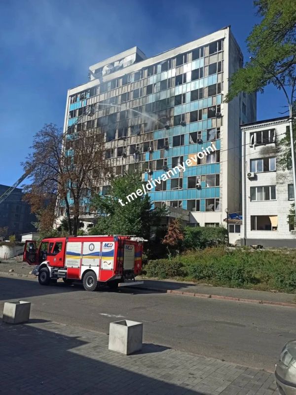 Последствия прилета нашего дрона по зданию в Киеве, где располагались 2 компании, одна из которых занимался производством СИБЗ, а вторая разработкой дронов