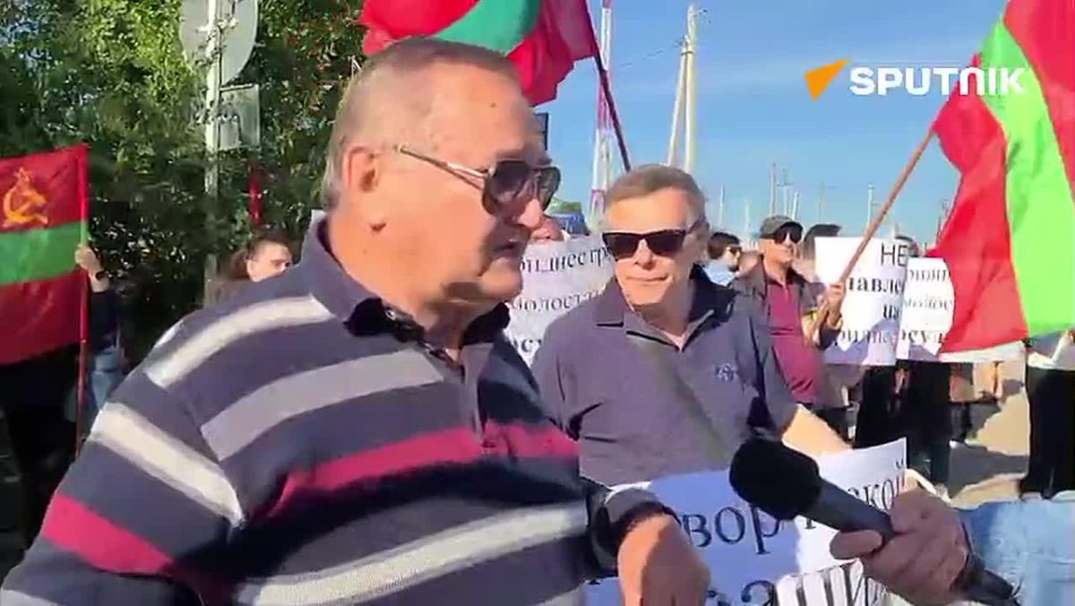 "Только российские миротворцы могут обеспечить мир на нашей приднестровской земле": на КПП Бендеры проходит пикет против введения Кишинёвом НДС и дополнительных сборов, куда много людей пришли с плакатами в поддержку...