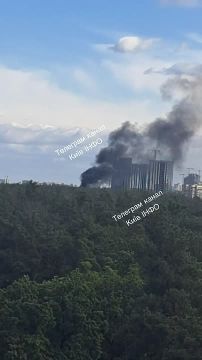 Черный дым поднимается над Киевом после прилета