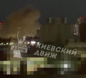 Дым после прилета в Голосеевском районе Киева