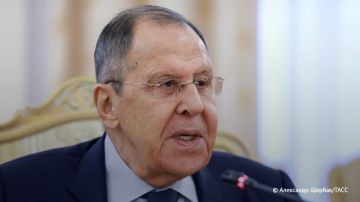 РФ готова и к двусторонним, и к трехсторонним переговорам по Украине, никогда от них не отказывалась, заявил Лавров
