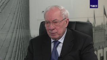 Запад фактически поддерживает коррупцию на Украине, чтобы наносить ущерб России, заявил ТАСС Николай Азаров