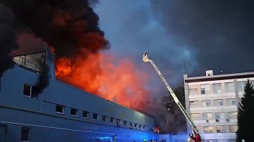 Cтарые костюмы Владимира Зеленского сгорели при пожаре на студии "Квартал 95" — возгорание произошло в результате попадания дронов