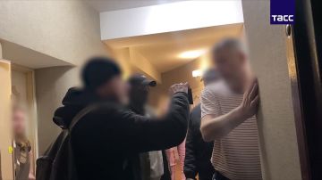 Кадры задержания 47-летнего жителя Севастополя, пытавшегося по заданию СБУ организовать контрабандные поставки военной техники из России на Украину через третьи страны