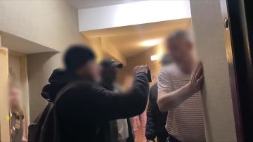 Кадры задержания жителя Севастополя, который организовал контрабанду оружия Украине для применения в зоне СВО