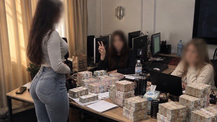 На Украине задержали участников и организаторов трёх мошеннических колл-центров, которые работали по направлениям США и Евросоюза На Украине задержали участников и организаторов трёх мошеннических колл-центров, которые работали по направлениям США и Евросоюза